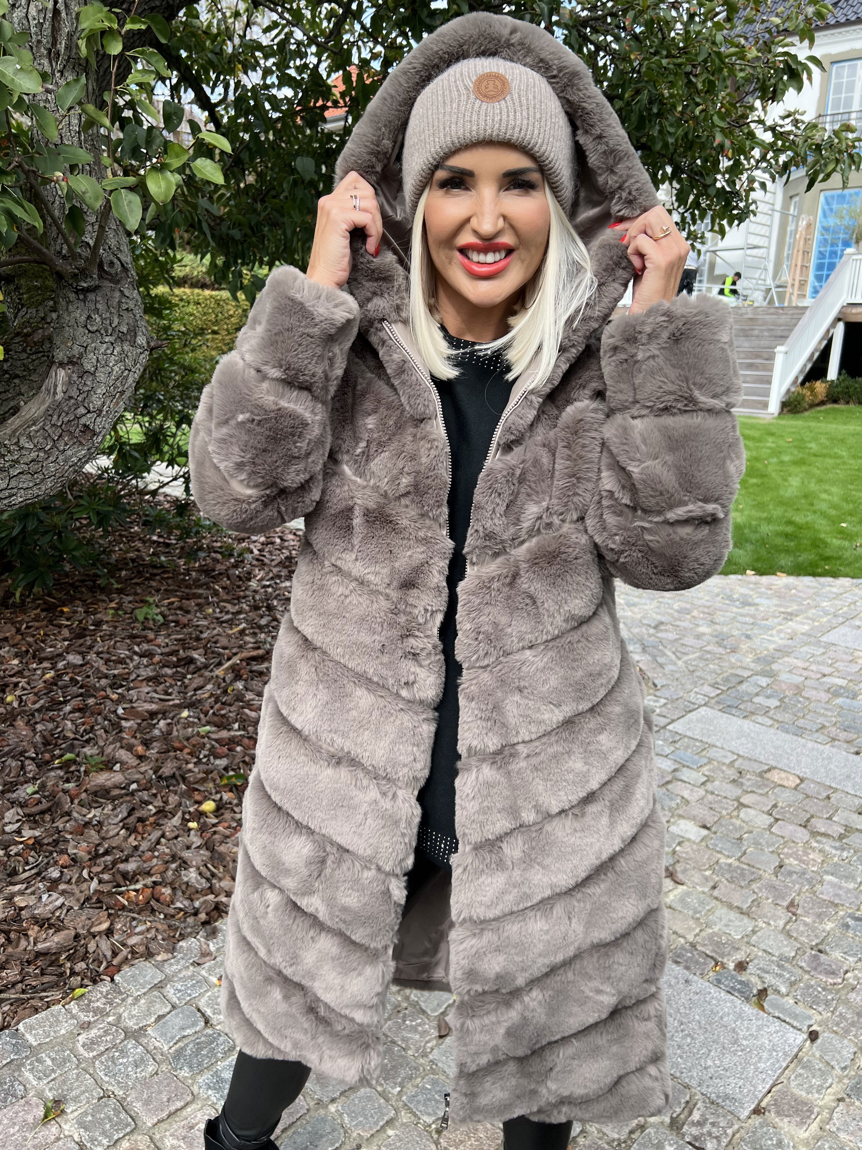 Haley - Lækker fake fur frakke med hætte